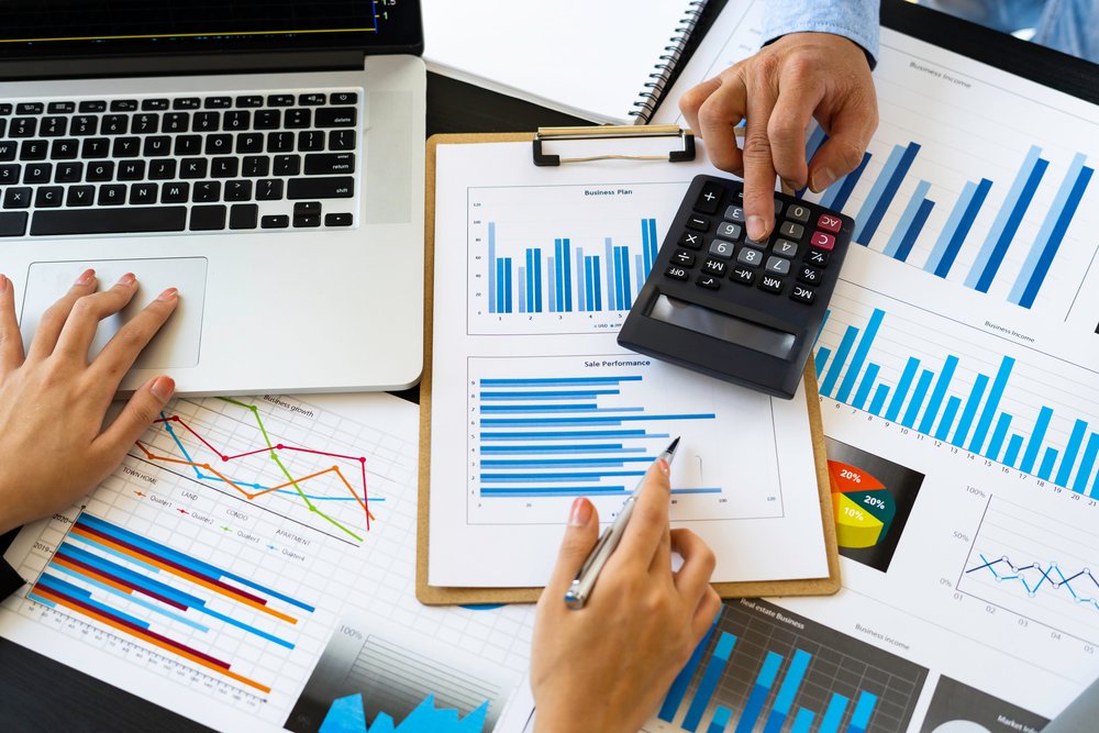 Empresarios y contables haciendo cálculos